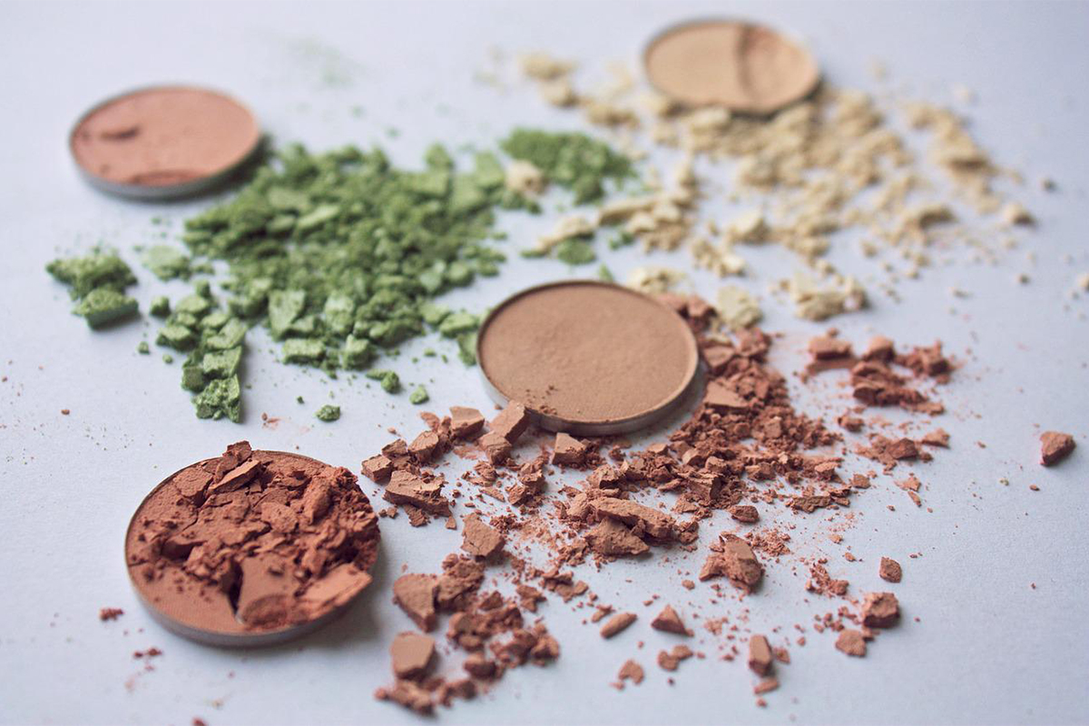 Titelbild zu „Diese Make-Up Trends bestimmen den Sommer 2022!“